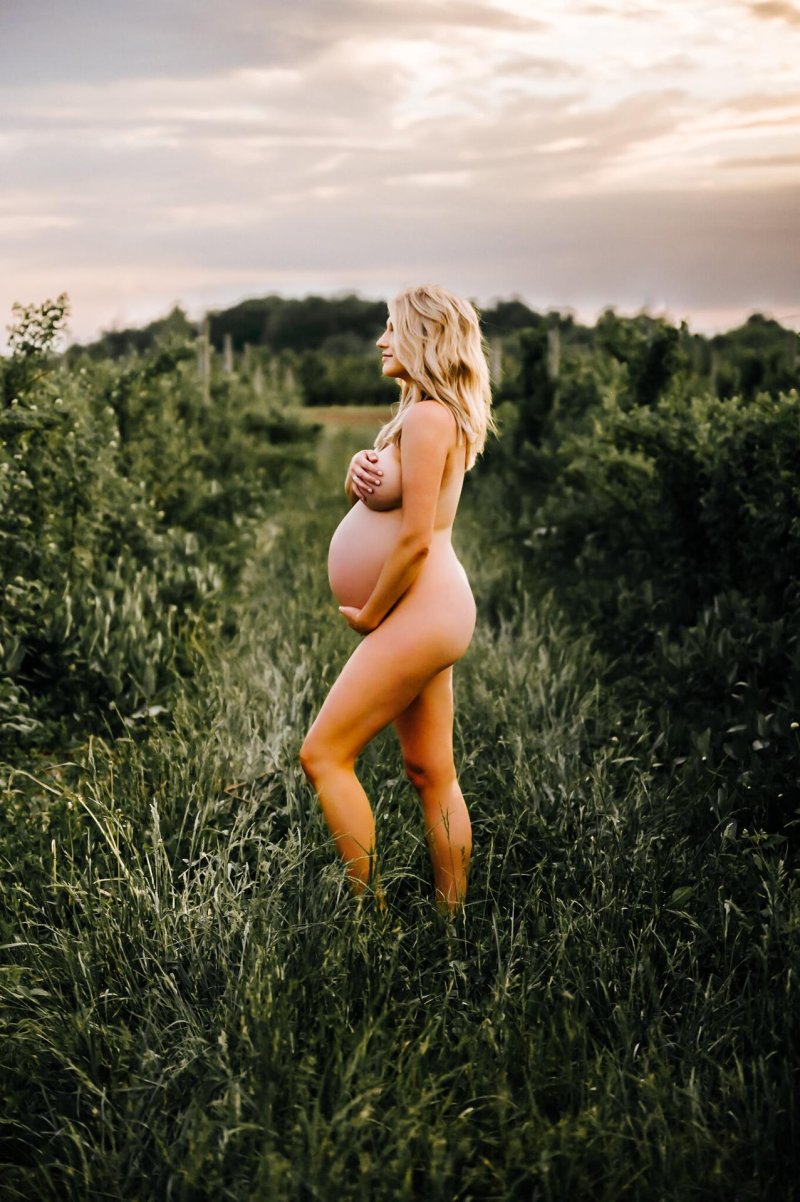 Pregnant photo shoot ideas, Pregnant photo shoots, Pregnant photo shoot in the summer