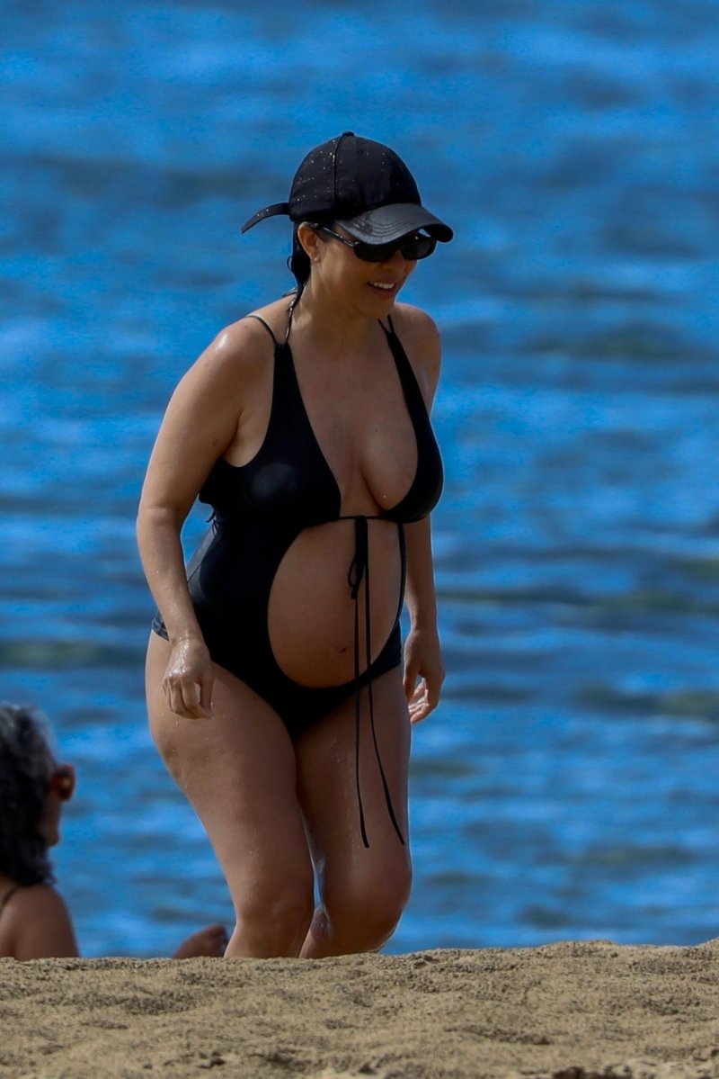 Courtney Kardashian, Pregnant Courtney Kardashian, Courtney Kardashian in a swimsuit