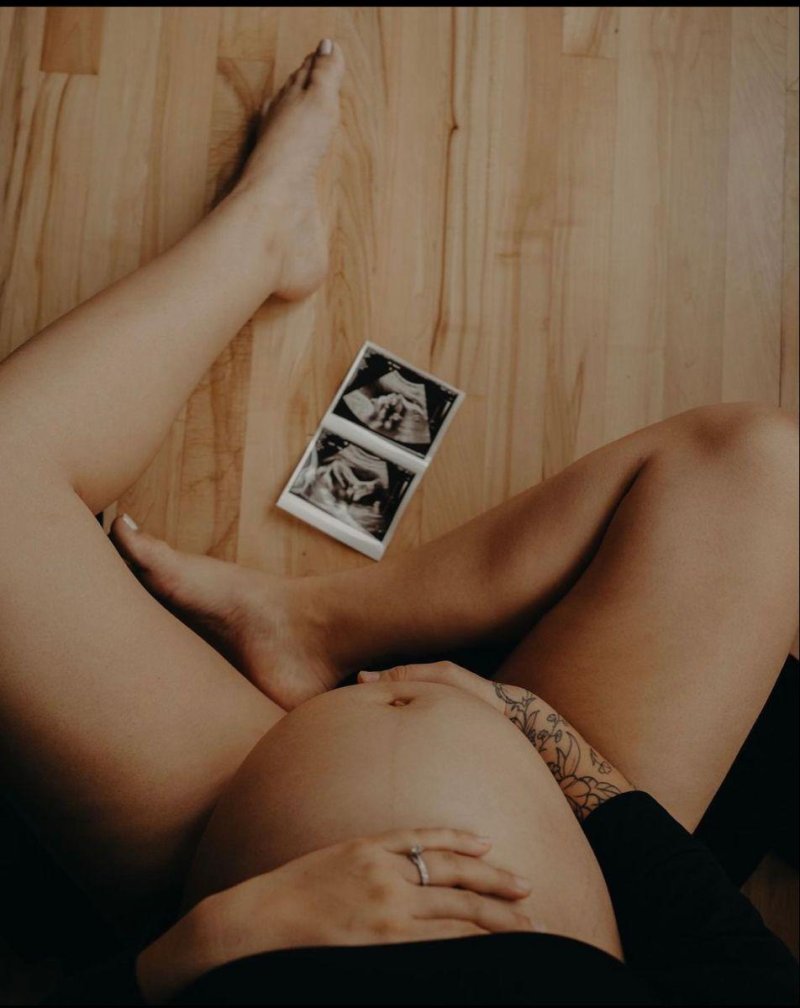 Photoshoot of a pregnant idea, Pregnant photo shoot ideas, Pregnancy photo shoot