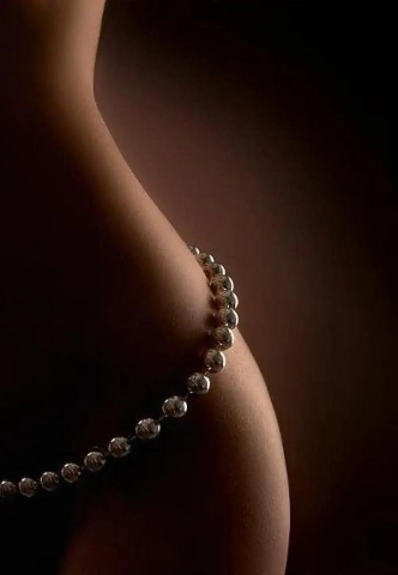 Beautiful bend of the body, Beautiful bends of the female body, A chain at the waist