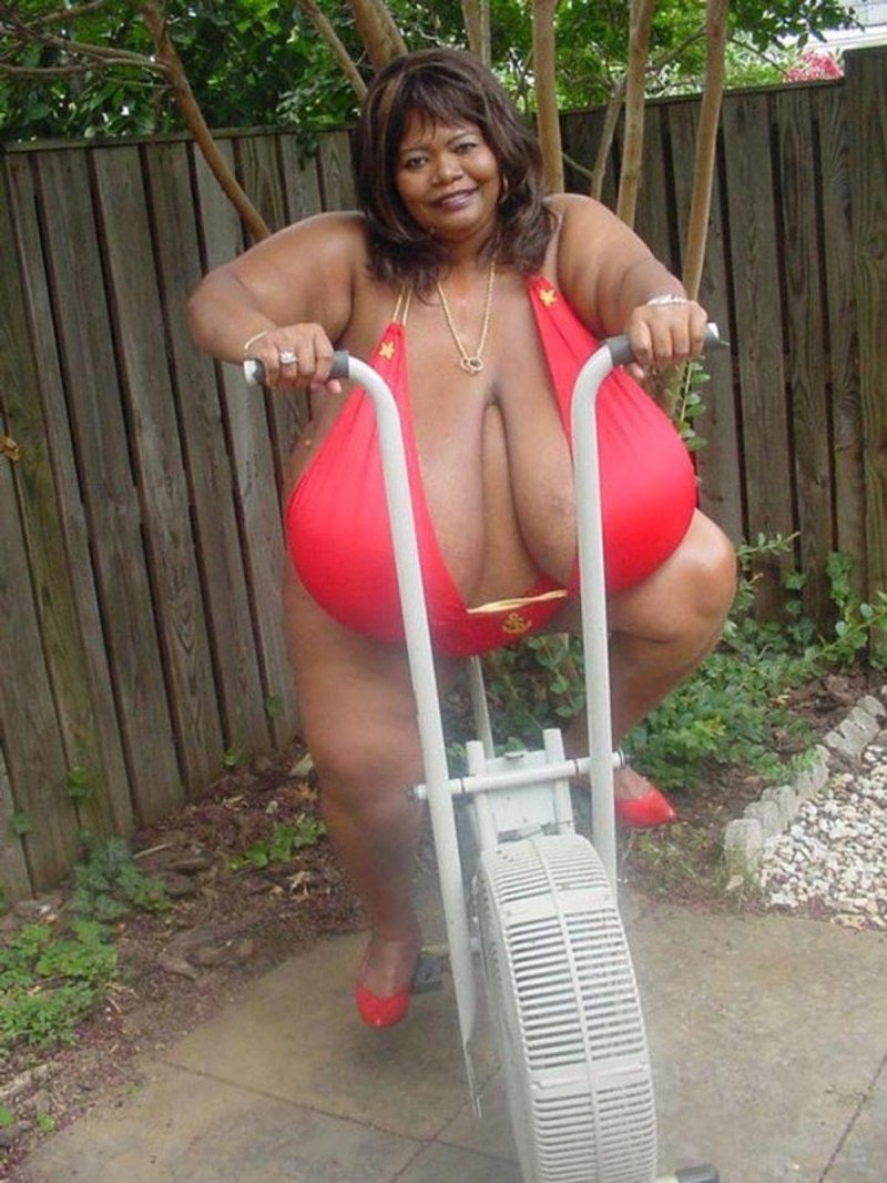 Annie Hawkinster Sters, Annie Hawkins, The largest female breast