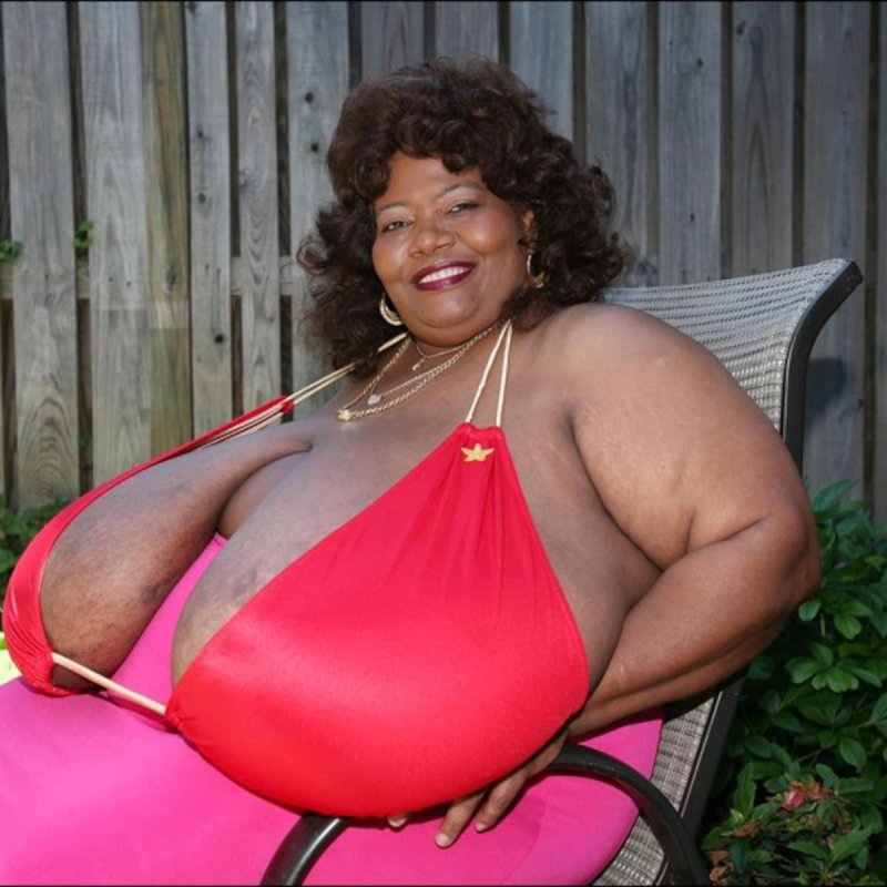 Annie Hawkinster Sters, Woman with the biggest breast in world, The largest female breast
