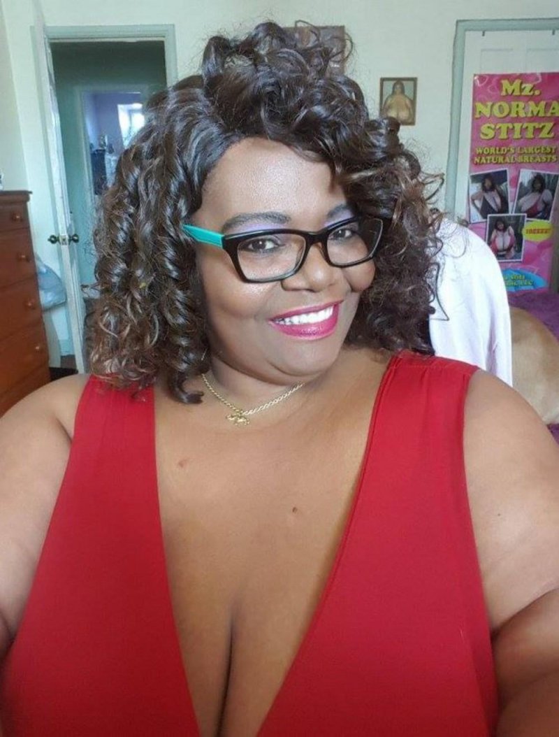 Annie Hawkinster Sters, Annie Hawkins, Norma stitz