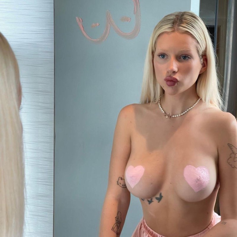 Lotti Moss, Lotti Moss Onlifans, Lotti Moss Naked Breast