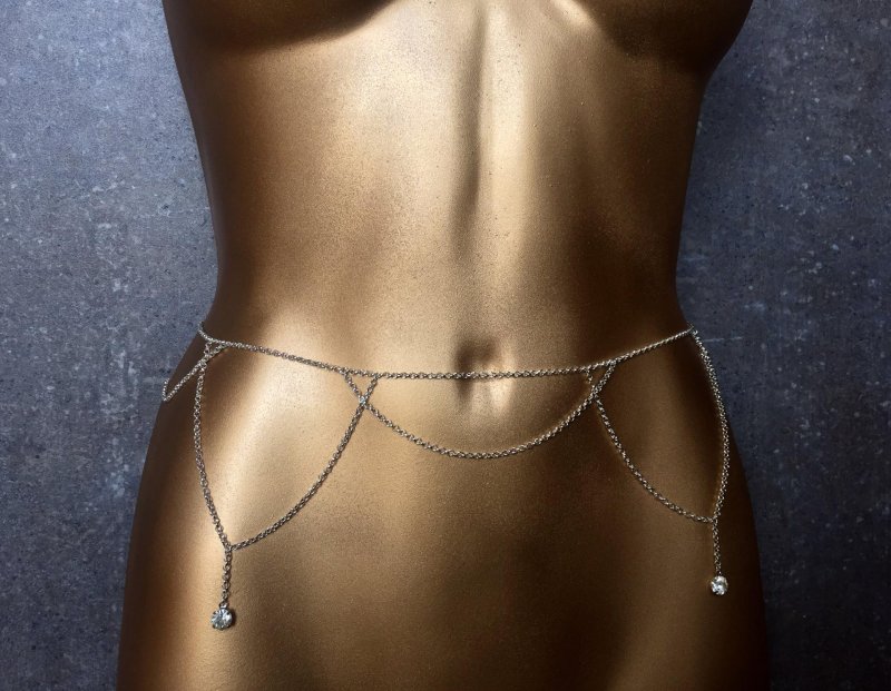 Things with a chain, Body chain, A chain at the waist