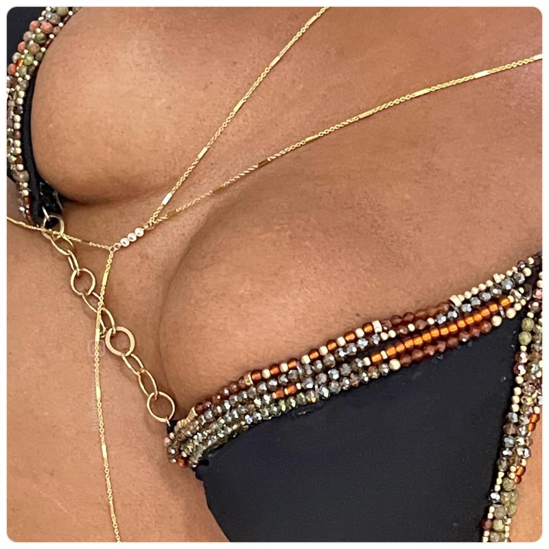Body chain, A chain at the waist, A chain on the chest