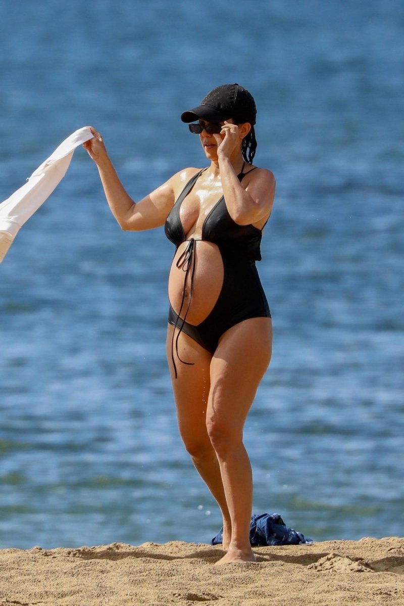 Courtney Kardashian in a swimsuit, Courtney Kardashian pregnant, Pregnant Courtney Kardashian