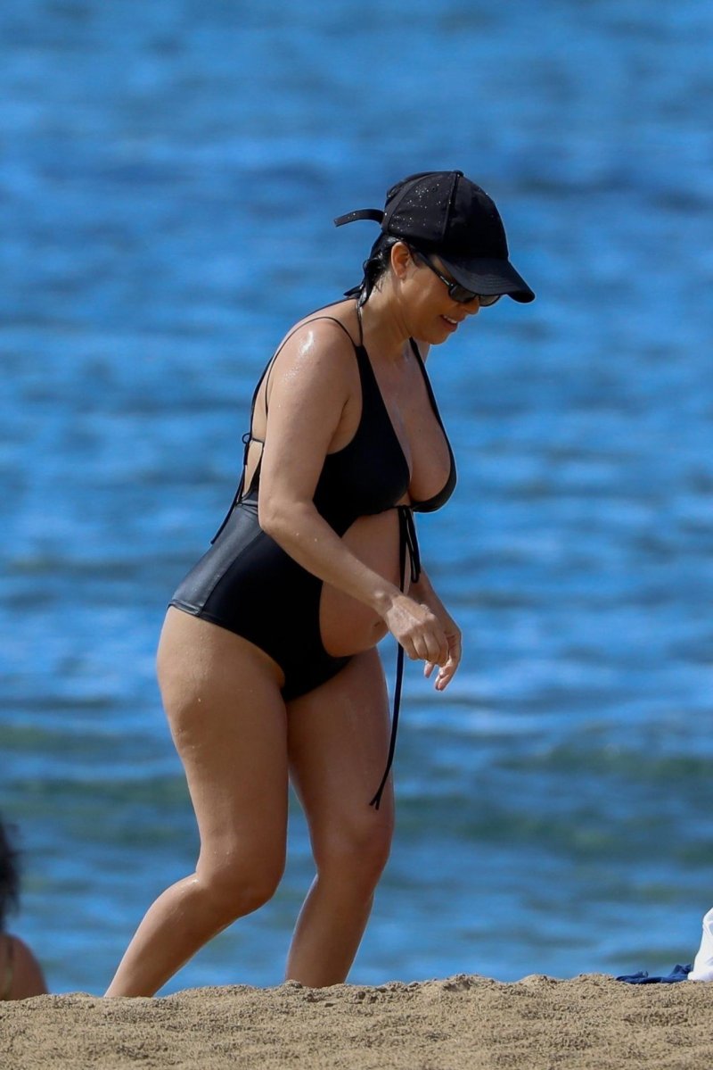 Pregnant Courtney Kardashian, Courtney Kardashian Pregnant, Courtney Kardashian is pregnant