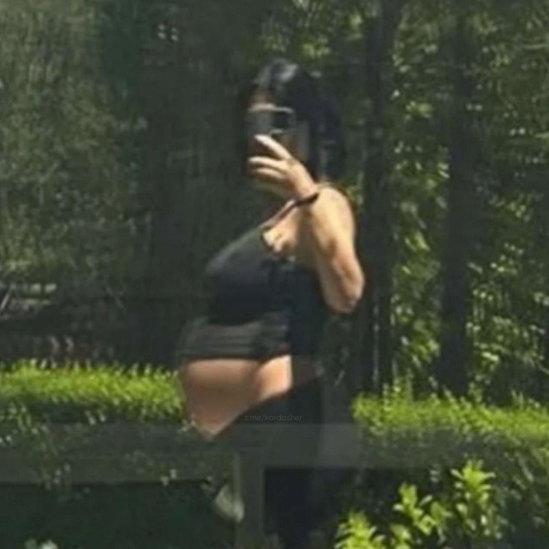 Pregnant Kylie Jenner, Pregnant Courtney Kardashian, Cylili Jenner style
