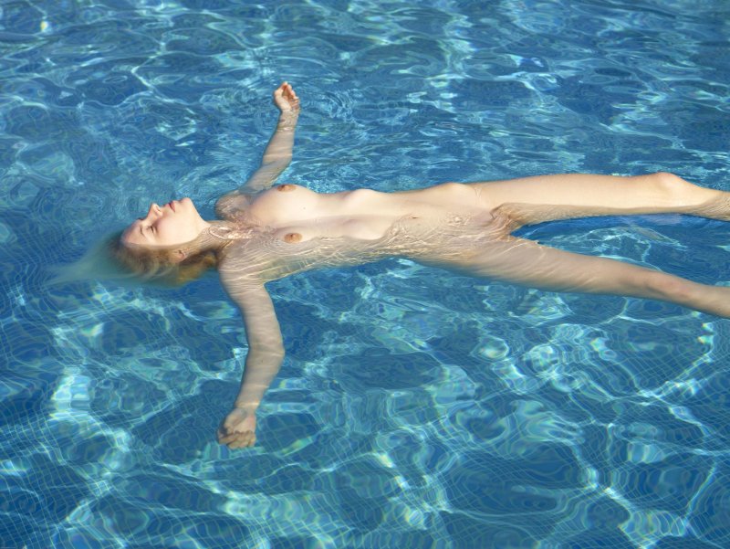 Naked synchronizers in the pool, Naked, Girls swim naked