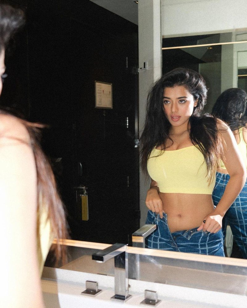 Ketika sharma, Ketika sharma hot, Katika Charm