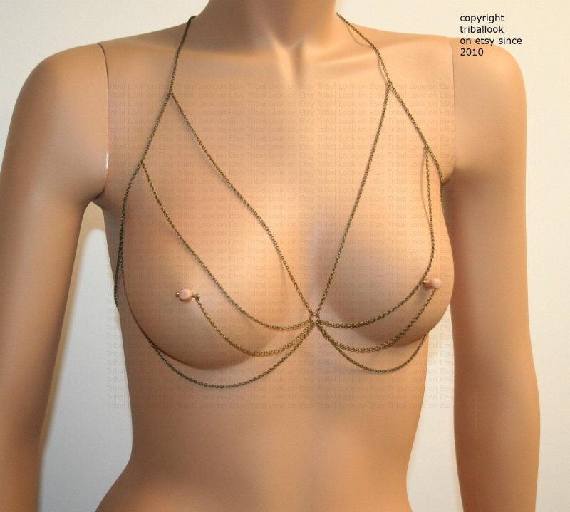Body chain, A chain on the chest, A chain at the waist