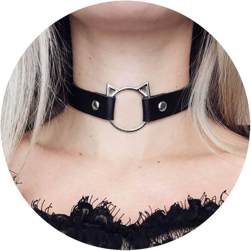 Leather chocker around the neck, The hocepher is leather, Female chocker