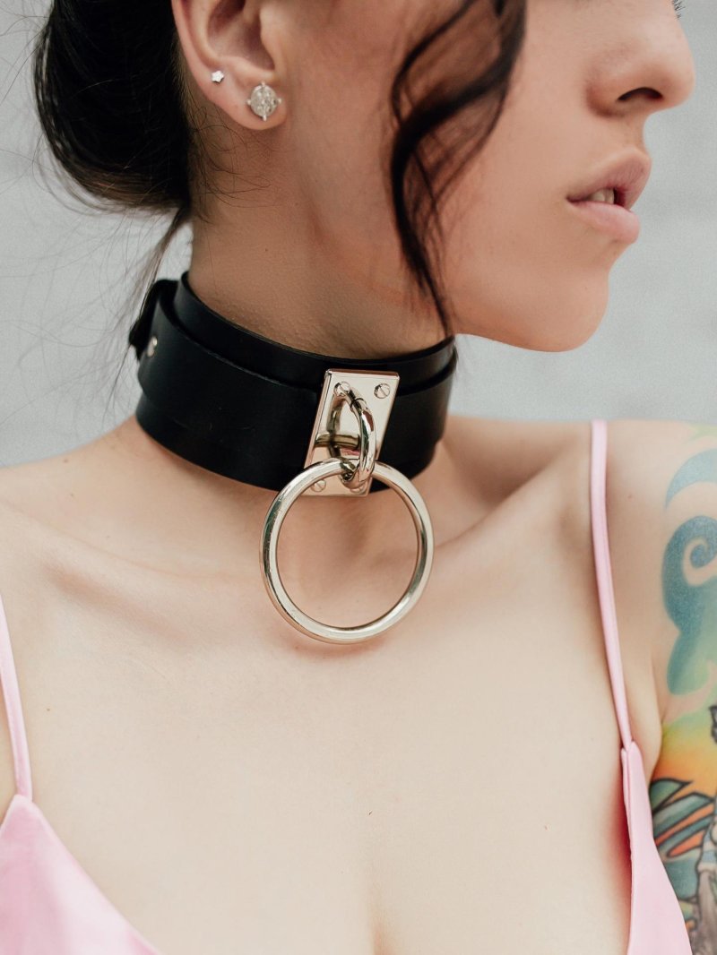 Leather huker, Koker of leather neck, Leather -leather hocker on the neck is black with a ring