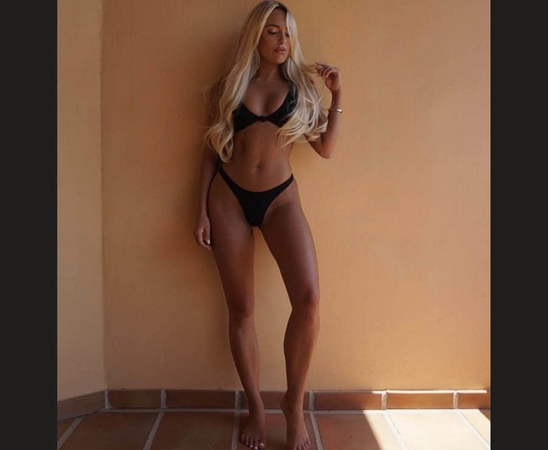 Amber Turner, Bikini bathing, Sexy bikini
