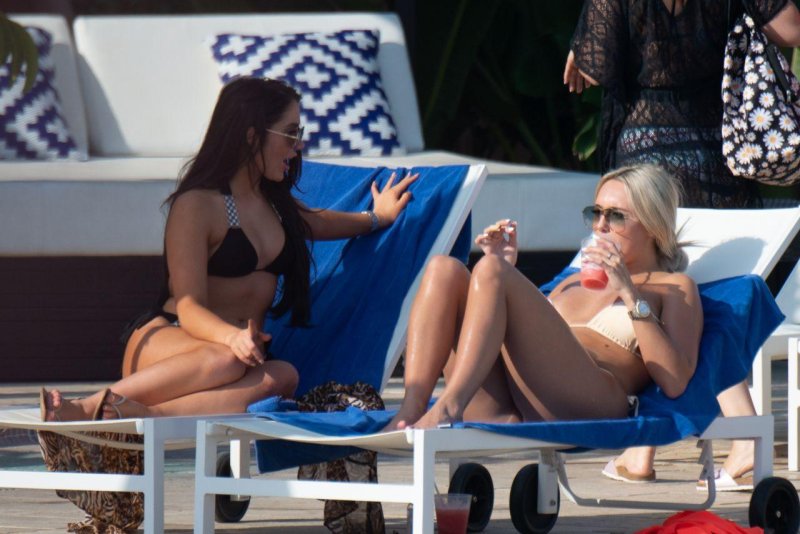 Amber turner, Amber Turner Bikini, Tulisa Kontostavlos in Bikini
