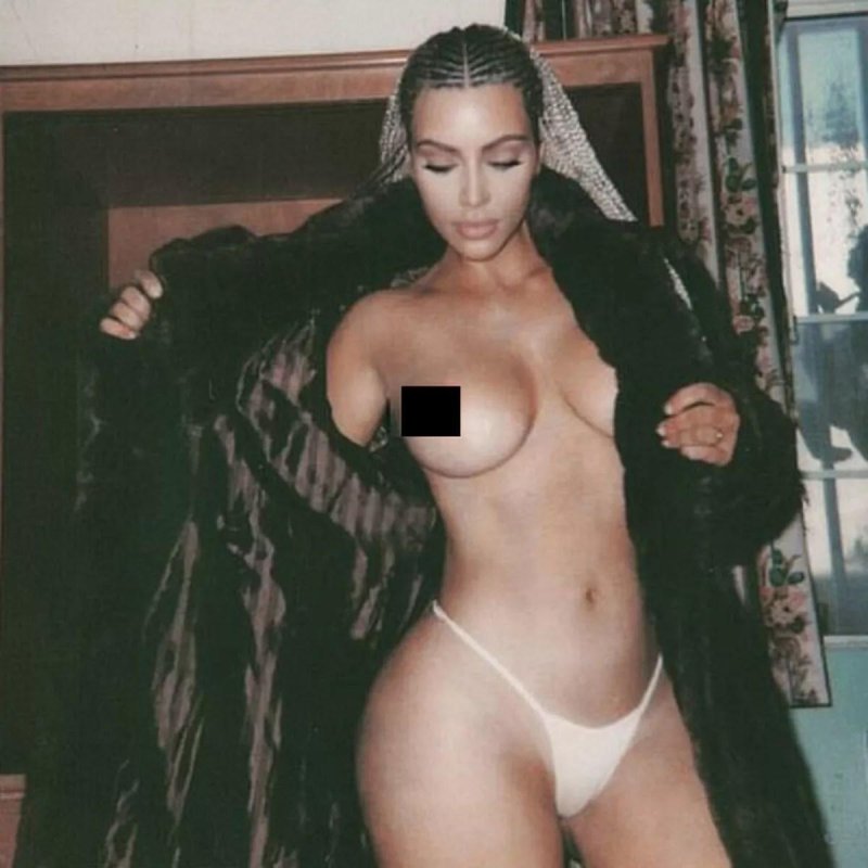 Chloe Alexandra Kardashyan naked, Selfy Kim Kardashian Topless, Kim Kardashian in his youth naked
