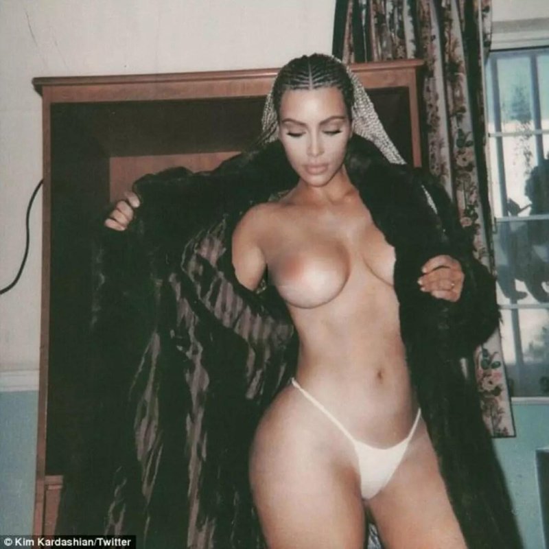 Chloe Alexandra Kardashian naked, Selfy Kim Kardashian Topless, Kim Kardashian in his youth naked