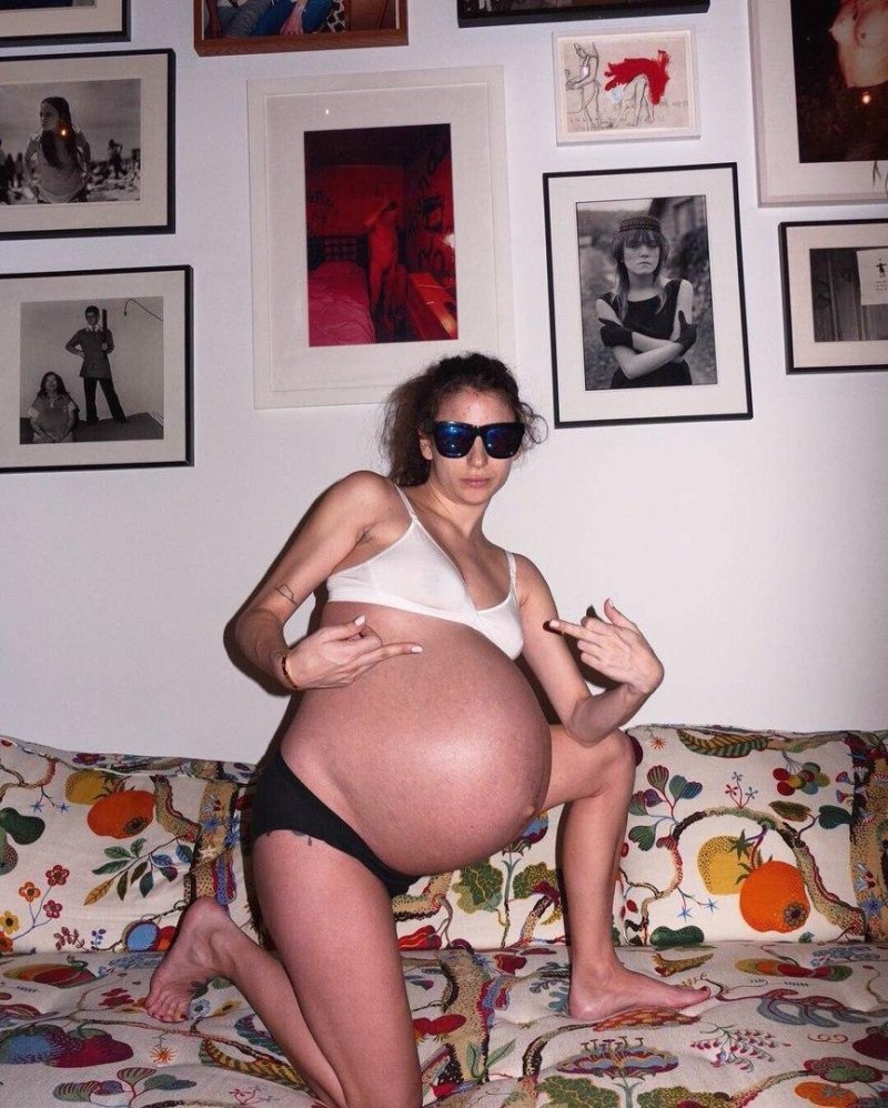 Terry Richardson with a pregnant woman, Photo session of a naked pregnant woman, Pregnant with a huge belly