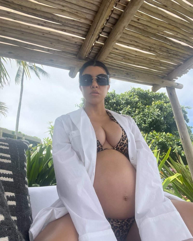 Pregnant Courtney Kardashian, Courtney Kardashian pregnant, Pregnant Kim Kardashian in a swimsuit