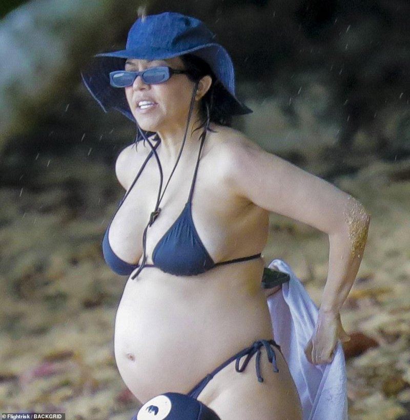 Pregnant Courtney Kardashian, Courtney Kardashian pregnant, Courtney Kardashian